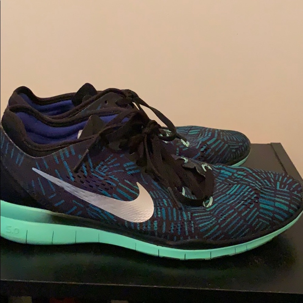 Size 8.5 nike free